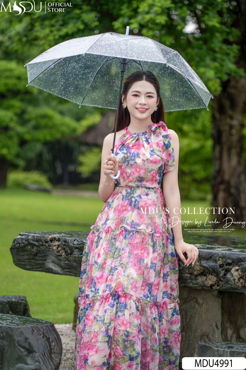10+ Đầm Cổ Yếm Dự Tiệc – Gợi Cảm Mà Vẫn Tinh Tế Tuyệt Đối 4 Đầm cổ yếm dự tiệc dáng dài – Sang trọng và tôn dáng