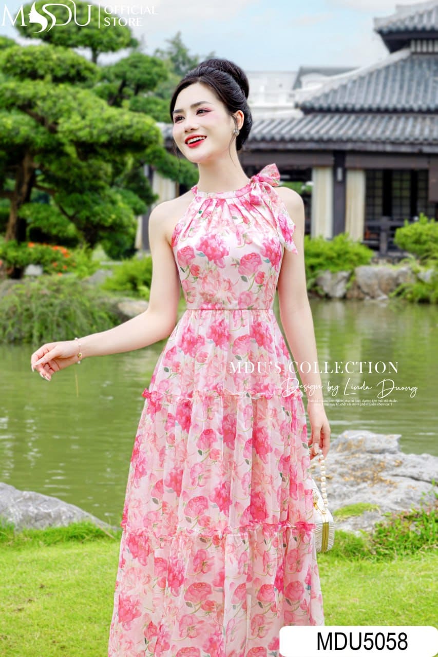 10+ Đầm Cổ Yếm Dự Tiệc – Gợi Cảm Mà Vẫn Tinh Tế Tuyệt Đối 2 Đầm Cổ Yếm Dự Tiệc Là Gì Và Vì Sao Lại Được Yêu Thích?