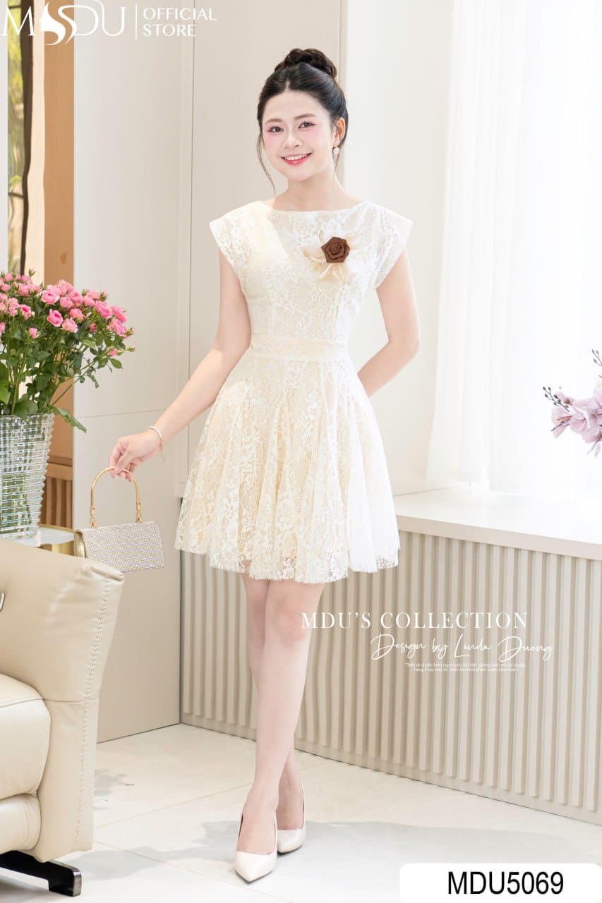 Top 10+ Đầm Dự Tiệc Cho Người Mập Thấp – Tự Tin Lên Đồ, Nổi Bật Mọi Ánh Nhìn 3 Đầm dự tiệc cho người mập thấp - Thiết kế chiết eo cao