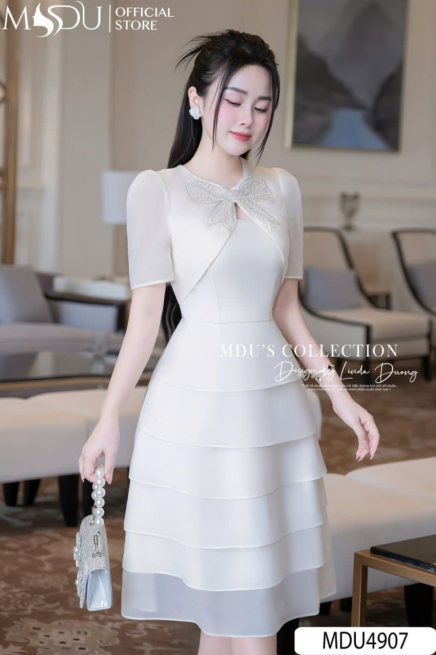 Đầm Dự Tiệc Cho Người Gầy – Lựa Chọn Tinh Tế Giúp Bạn Tỏa Sáng 8 Đầm dự tiệc cho người gầy - Đầm trắng phối nơ ở ngực