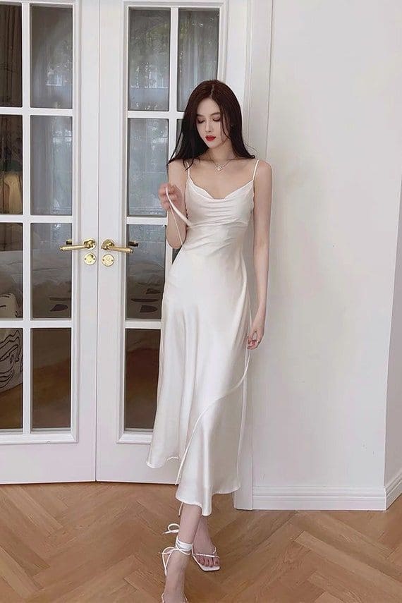 Top 10+ Đầm Satin Dự Tiệc – Biểu Tượng Của Sự Sang Trọng Và Quyến Rũ 3 Đầm satin dự tiệc hai dây nhẹ nhàng