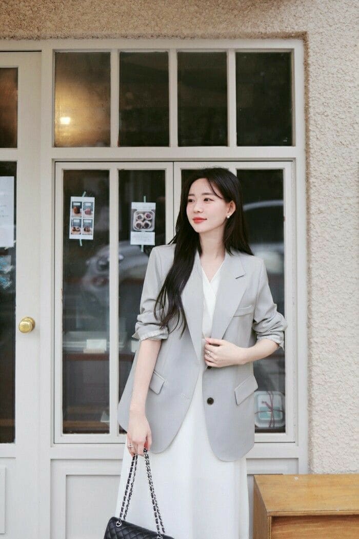 Đầm Xếp Ly Công Sở - Bí Kíp Tạo Phong Cách Thanh Lịch, Gần Gũi Nơi Văn Phòng 9 Phối Đầm Xếp Ly Công Sở Với Áo Blazer