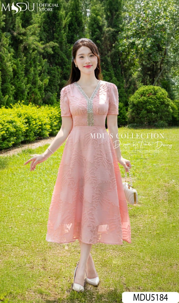 Đầm Xếp Ly Công Sở - Bí Kíp Tạo Phong Cách Thanh Lịch, Gần Gũi Nơi Văn Phòng 10 Phối Đầm Xếp Ly Công Sở Với Phụ Kiện