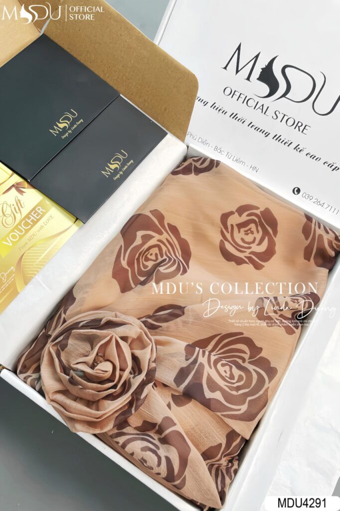 Phối Đồ Với Váy: Bí Quyết Từ MDUfashion Giúp Bạn Nổi Bật Mọi Dịp 11 Cận Cảnh Đầm Bảo Quản Kỹ Trong Hộp từ MDUfashion