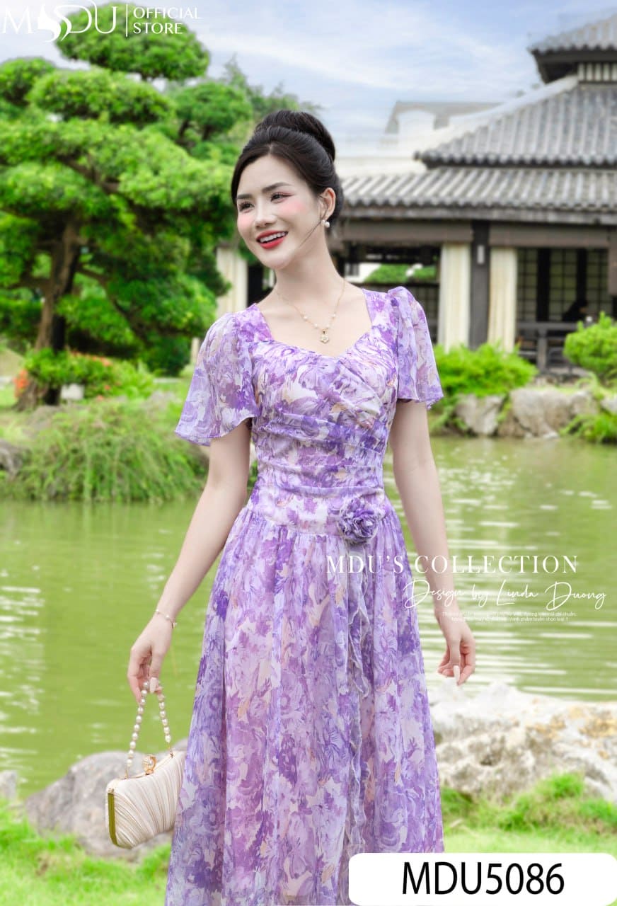 8+ Mẫu Đầm Cổ Vuông Dáng Dài Đẹp Hút Mắt Giúp Nàng Gây Ấn Tượng Ở Mọi Sự Kiện 13 Đầm Cổ Vuông Dáng Dài Vải Lụa Và Satin Cho Mùa Thu