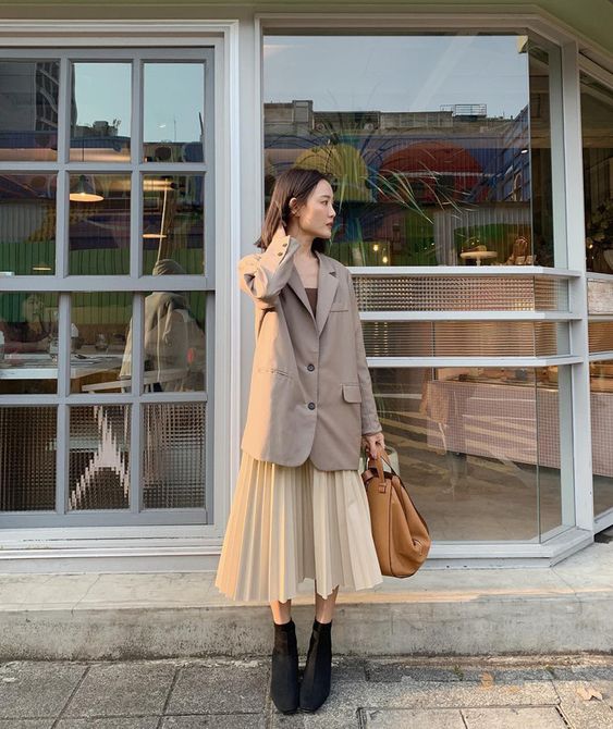 Top 10+ Mẫu Đầm Sát Nách Dáng Dài Thanh Lịch Và Sang Trọng Cho Phái Đẹp 19 Phối đầm sát nách dáng dài khi đi làm
