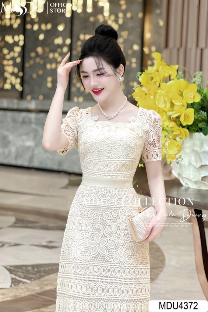 Top 10+ Mẫu Đầm Ôm Body Đơn Giản Tinh Tế Giúp Nàng Tỏa Sáng Mọi Lúc, Mọi Nơi 5 Đầm ôm body đơn giản cổ vuông