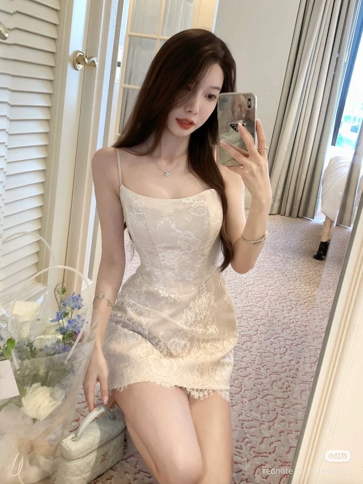 Top Đầm Body 2 Dây Ngắn Hot Trend 2025 – Vũ Khí Tôn Dáng Cho Nàng Dịu Dàng Tỏa Sáng 11 Đầm Body 2 Dây Ngắn Cho Phong Cách Dạo Phố Tươi Tắn