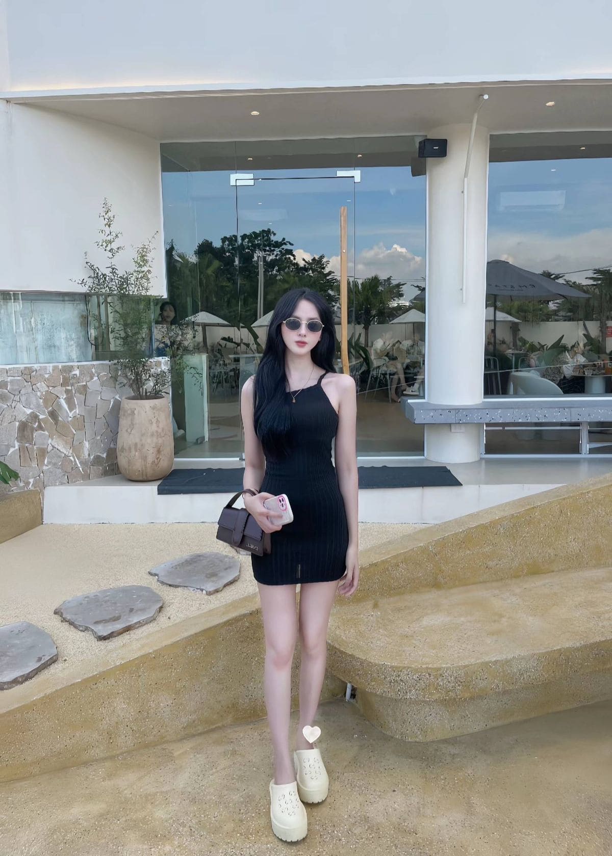 Đầm Body Mang Giày Thể Thao - Bí Quyết Tạo Phong Cách Vừa Xinh Vừa Chất 14 Chăm Sóc Trang Phục Để Luôn Xinh