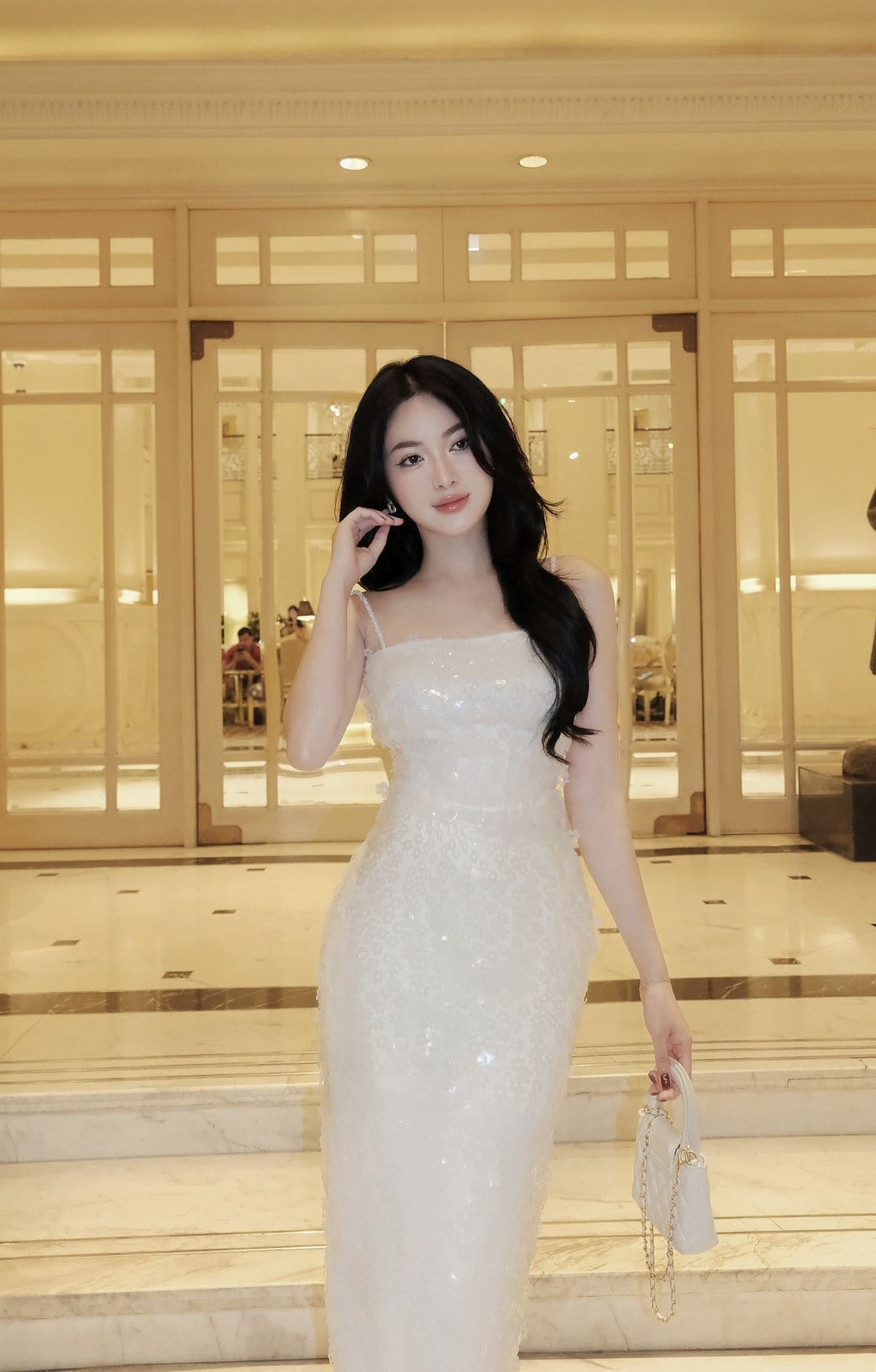 Đầm Body Mang Giày Thể Thao - Bí Quyết Tạo Phong Cách Vừa Xinh Vừa Chất 11 Phối Đồ Đầm Body Mang Giày Thể Thao Cho Tiệc Nhẹ