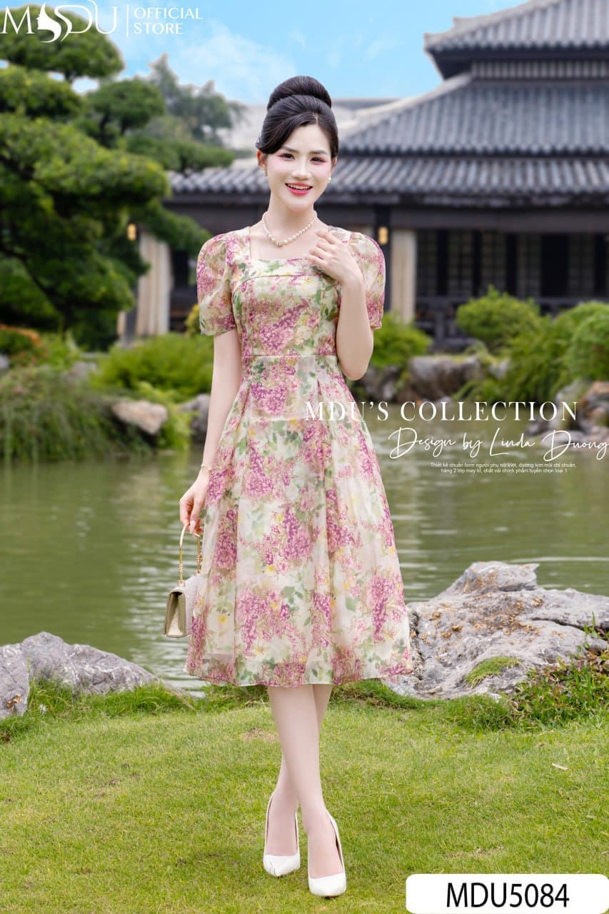 Top 6 Đầm Dự Tiệc Cho Người Mập Lớn Tuổi Sang Trọng Quý Phái 8 Những Kiểu Đầm Dự Tiệc Cho Người Mập Lớn Tuổi - Đầm Cổ Vuông Hoặc Cổ Tim