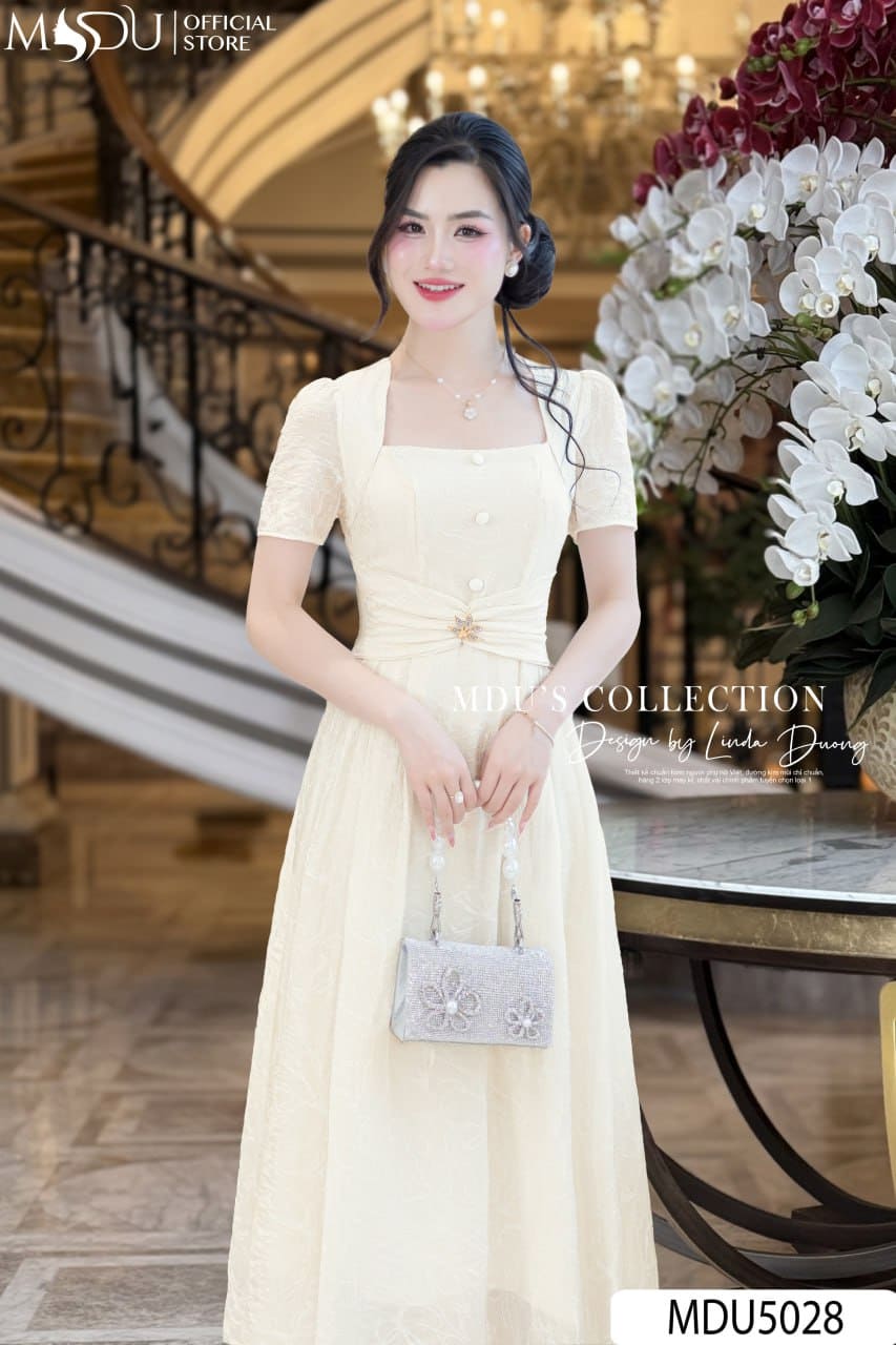 Váy Dự Tiệc Phụ Nữ Tuổi 30 – Thanh Lịch, Cuốn Hút Và Phù Hợp Phong Cách 4 Váy dự tiệc cho phụ nữ tuổi 30 - Đầm trắng đính đá