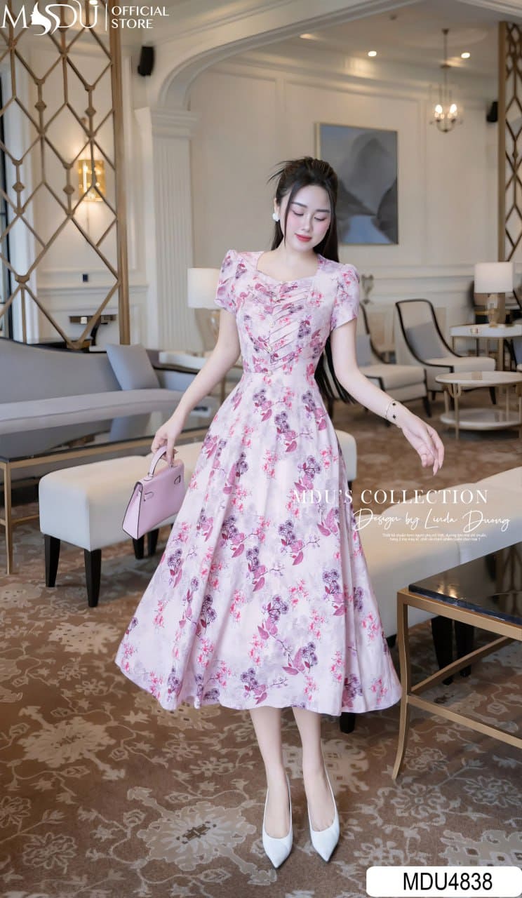 Váy Dự Tiệc Phụ Nữ Tuổi 30 – Thanh Lịch, Cuốn Hút Và Phù Hợp Phong Cách 13 Váy dự tiệc cho phụ nữ tuổi 30 -Váy maxi cổ vuông phối hoa văn