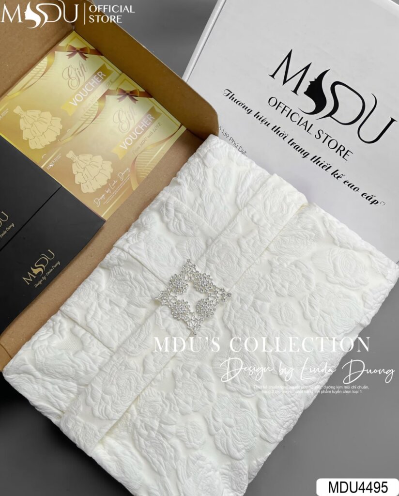 Top 10+ Mẫu Đầm Dự Tiệc Màu Trắng Thanh Lịch Và Sang Trọng 13 Một Số Gợi Ý Kết Hợp Phụ Kiện Với Đầm Trắng
