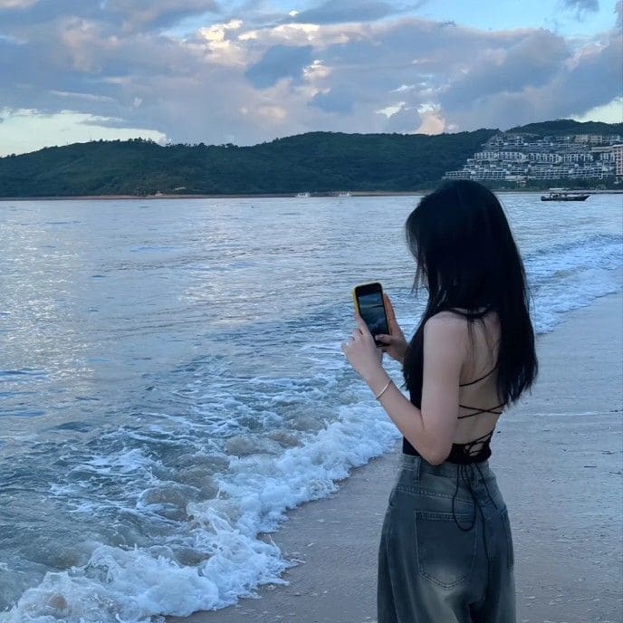 Ảnh Đi Biển Chụp Sau Lưng, Phong Cách Đẹp Quên Lối Về 4 Tư Thế Tạo Dáng Đẹp Khi Chụp Ảnh Từ Phía Sau - Đứng quay lưng nhìn ra biển