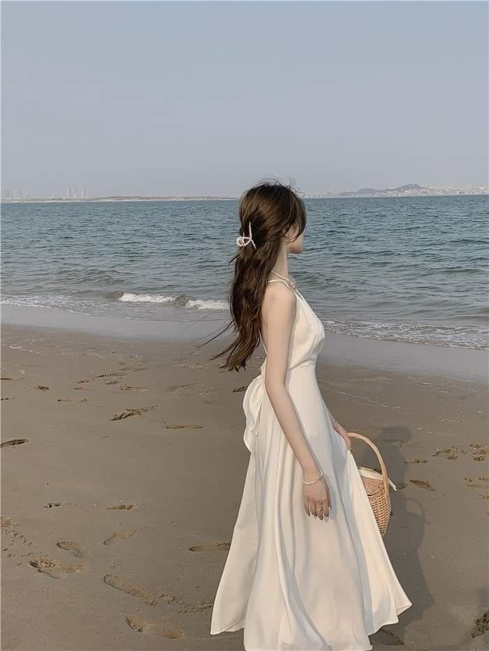 Ảnh Đi Biển Chụp Sau Lưng, Phong Cách Đẹp Quên Lối Về 8 Tư Thế Tạo Dáng Đẹp Khi Chụp Ảnh Từ Phía Sau - Cầm phụ kiện