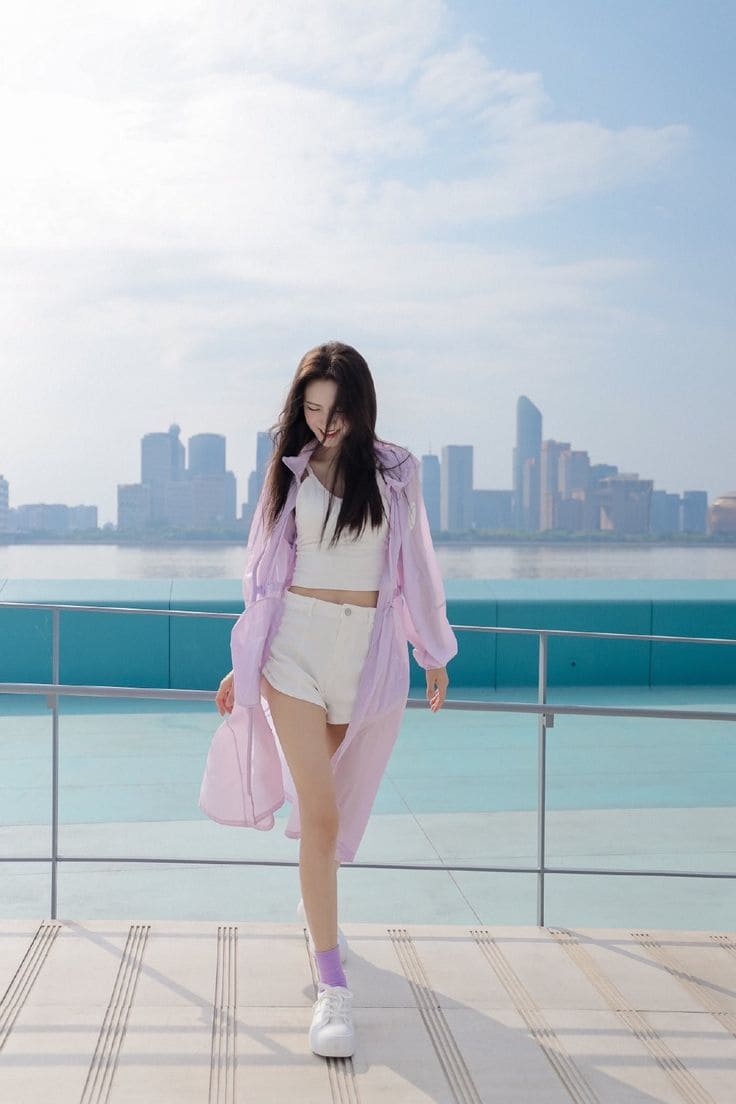 Áo Chống Nắng Đi Biển - Đồng Hành Cùng Bạn Dưới Ánh Nắng 17 Bí Quyết Phối Đồ Với Áo Chống Nắng Đi Biển