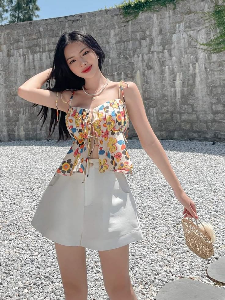 Cách Phối Đồ Đi Biển Cho Nữ Béo: Tỏa Sáng Tự Tin Mỗi Chuyến Đi 5 Cách phối đồ đi biển cho nữ béo - Áo croptop + quần cạp cao