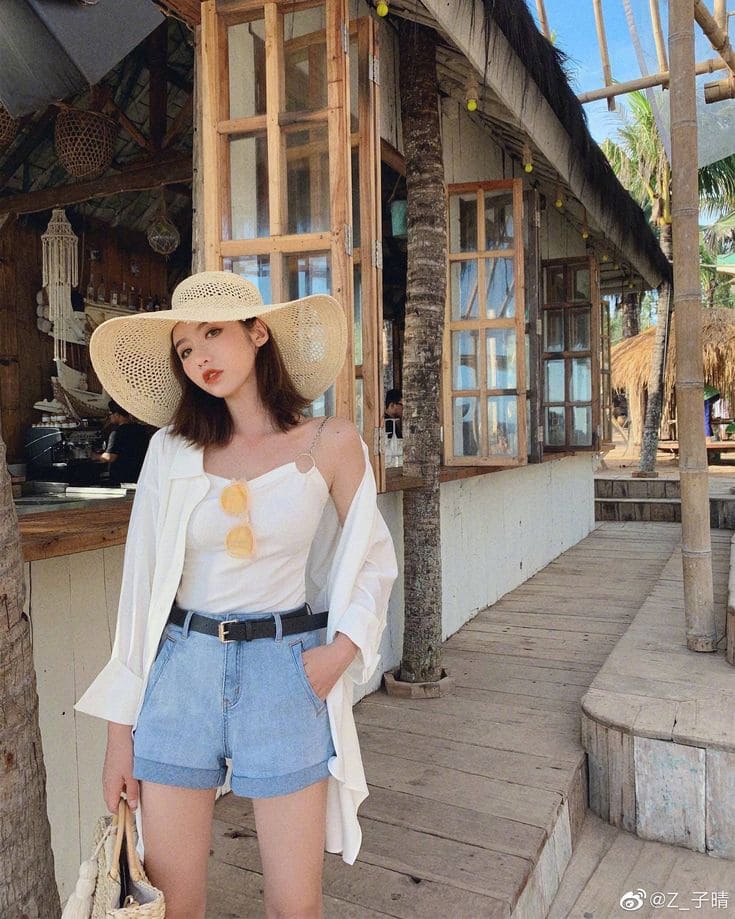 Gợi Ý Áo Sơ Mi Đi Biển Đẹp Cho Nàng Mặc Lên Là Có Ảnh Xịn 12 Kết Hợp Quần Short