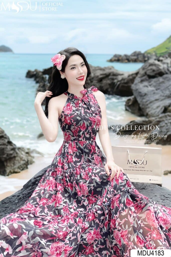 Maxi Cách Điệu Dáng Dài – Nàng Thơ Lướt Nhẹ Trên Biển Xanh 2025 2 Khám Phá Những Mẫu Đầm Maxi Đi Biển Cách Điệu Đẹp Nhất 2025