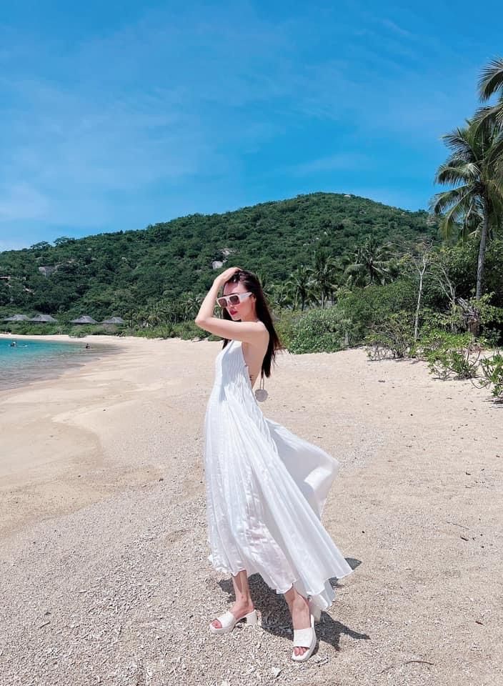 Đầm Maxi Trắng Đi Biển Duyên Dáng Bên Sóng Biển Tinh Khôi 13 Xu Hướng Đầm Maxi Trắng Đi Biển Năm 2025