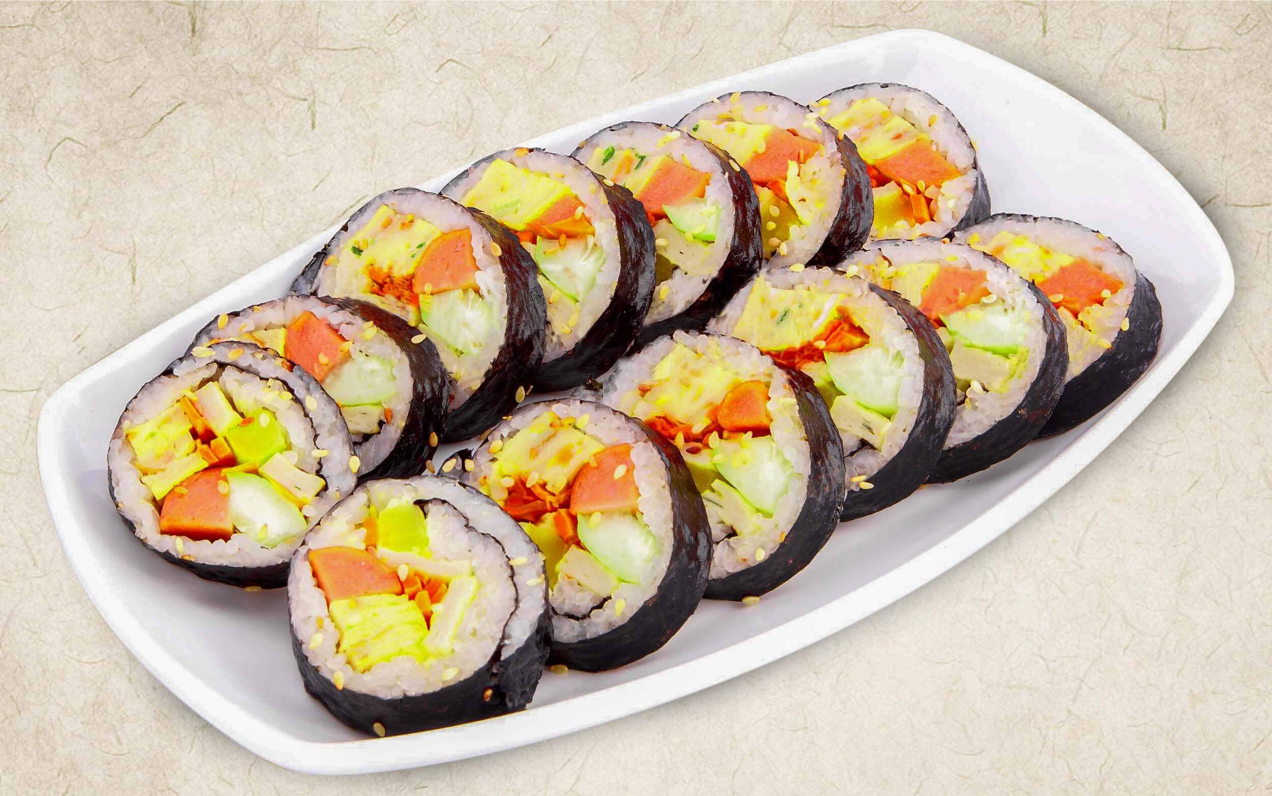 Bí Quyết Chuẩn Bị Đồ Ăn Đi Biển: Vừa Ngon Miệng, Vừa Tiện Lợi 3 Đồ ăn đi biển - kimbap