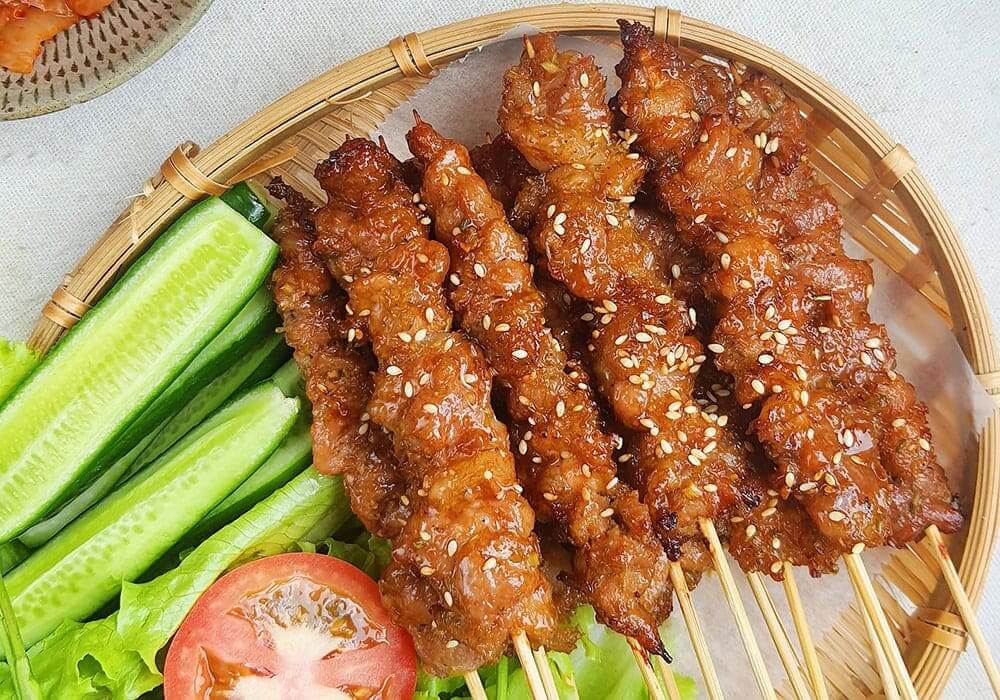 Bí Quyết Chuẩn Bị Đồ Ăn Đi Biển: Vừa Ngon Miệng, Vừa Tiện Lợi 4 Đồ ăn đi biển - thịt xiên