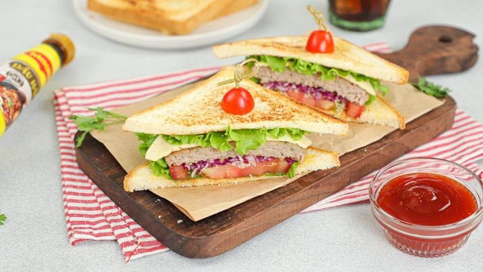 Bí Quyết Chuẩn Bị Đồ Ăn Đi Biển: Vừa Ngon Miệng, Vừa Tiện Lợi 6 Đồ ăn đi biển - Sandwich Kẹp Thịt