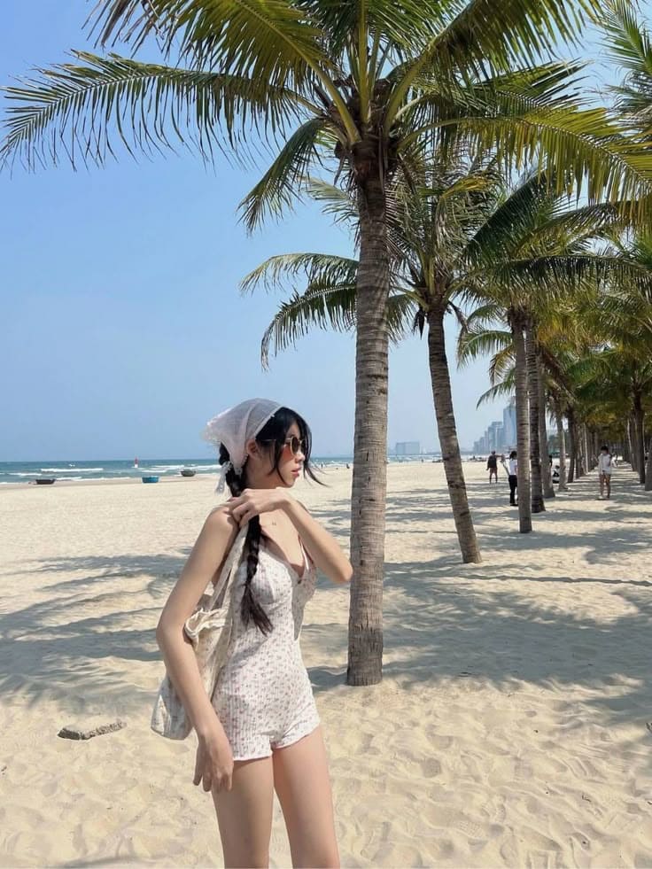 Cách Phối Đồ Đi Biển Cho Nữ Béo: Tỏa Sáng Tự Tin Mỗi Chuyến Đi 7 Cách phối đồ đi biển cho nữ - Jumspuit hoa nhí