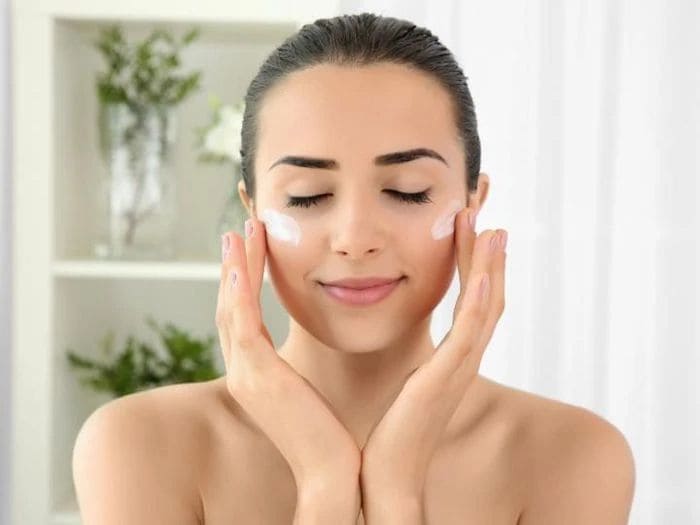 Top 9+ Kem Chống Nắng Đi Biển Đỉnh Nhất Cho Chuyến Du Hè 3 Tại Sao Chị Em Không Thể Thiếu Kem Chống Nắng Đi Biển?
