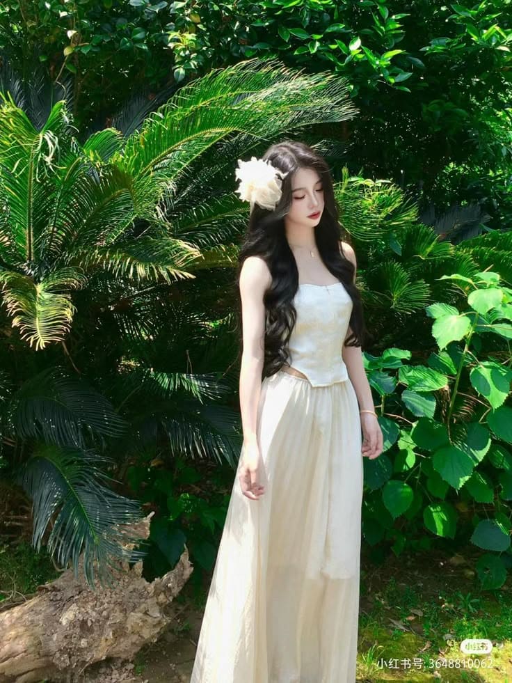 Biến Hóa Với Top 10+ Kiểu Tóc Đi Biển Xinh Lung Linh 8 6. Tóc Xoăn Sóng Lơi – Bồng Bềnh Như Sóng Biển
