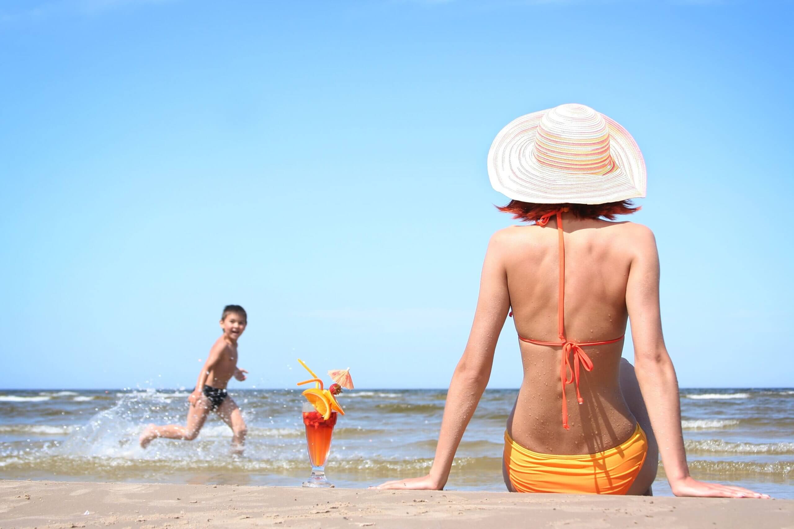 Lưu Ý Khi Đi Biển Từ A Đến Z Để Có Chuyến Đi Trọn Vẹn 10 Bảo Vệ Sức Khỏe Khi Ở Biển - Không Phơi Nắng Quá Lâu