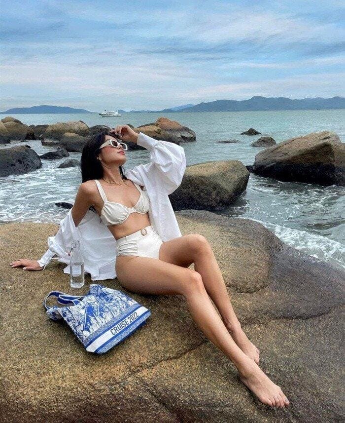 Phối đồ đi biển hot 2025: Bí quyết mặc đẹp, cuốn hút trong mọi khung hình 8 Phối Đồ Đi Biển: Áo Sơ Mi Oversize Và Bikini