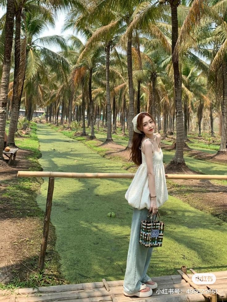 Top Mẫu Quần Áo Đi Biển Đẹp Mê Ly Cho Chị Em - Tỏa Sáng Dưới Nắng Hè 2025 13 Cách phối quần áo đi biển để luôn ấn tượng