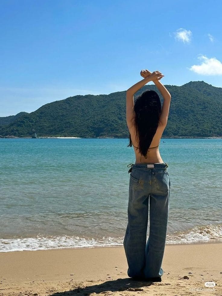 Top Mẫu Quần Áo Đi Biển Đẹp Mê Ly Cho Chị Em - Tỏa Sáng Dưới Nắng Hè 2025 6 Các loại quần đi biển không thể thiếu - Quần jean