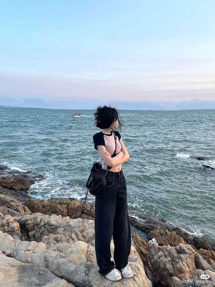 Top Mẫu Quần Áo Đi Biển Đẹp Mê Ly Cho Chị Em - Tỏa Sáng Dưới Nắng Hè 2025 7 Các loại áo đi biển làm bạn nổi bật - Áo Croptop