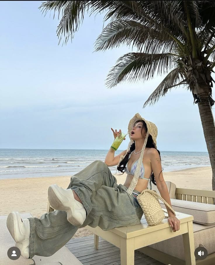 Style Đi Biển Của Hot Girl – Nghệ Thuật Phối Đồ Bên Biển Cả 7 Top 8+ OutFit Mà Hot Girl Hay Diện - Quần Ống Rộng Với Bra