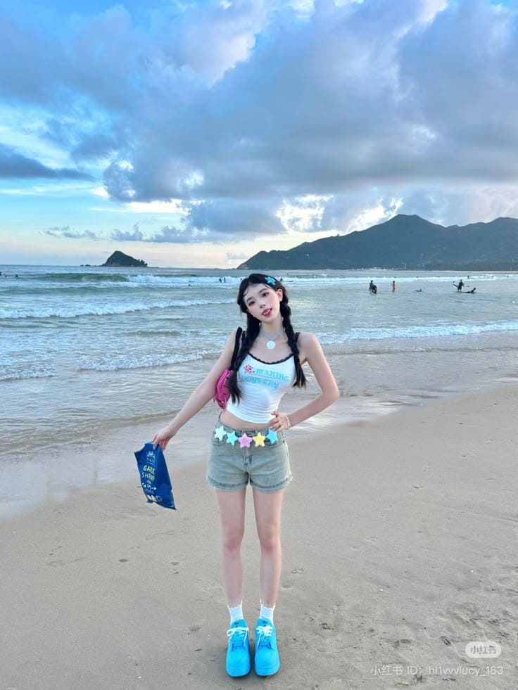 Thời Trang Đi Biển Cho Người Gầy, Tỏa Sáng Mà Không Cần Tăng Cân 5 Người Gầy Khó Chọn Đồ Đi Biển Thế Nào -Áo Hai Dây Và Quần Short