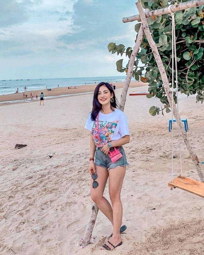 Trẻ Hơn Tuổi Với Thời Trang Trung Niên Đi Biển Đỉnh Cao 6 Gợi Ý Top 7+ Thời Trang Trung Niên Đi Biển Để "Trẻ" Ra Vài Tuổi - Áo Thun Với Quần Short