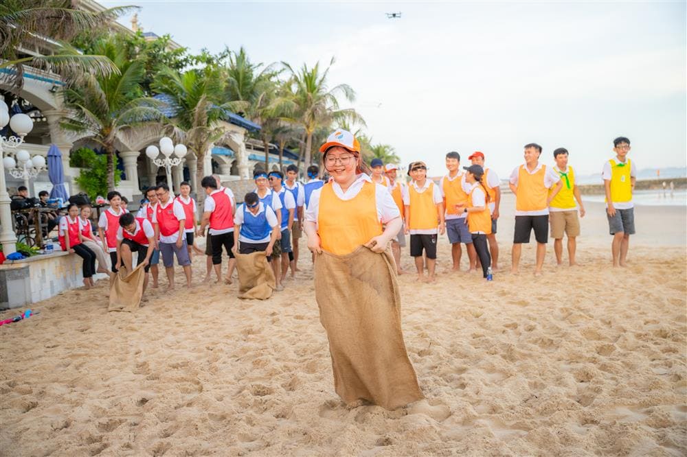Trò Chơi Team Building Trên Biển: Ghim 5 Ý Tưởng Gắn Kết Cực Thú Vị 4 Trò Chơi Team Building Trên Biển - Nhảy Bao Bố Hiện Đại