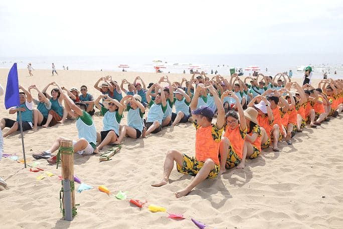Trò Chơi Team Building Trên Biển: Ghim 5 Ý Tưởng Gắn Kết Cực Thú Vị 8 Trò Chơi Team Building Trên Biển - Đua Thuyền Trên Cát