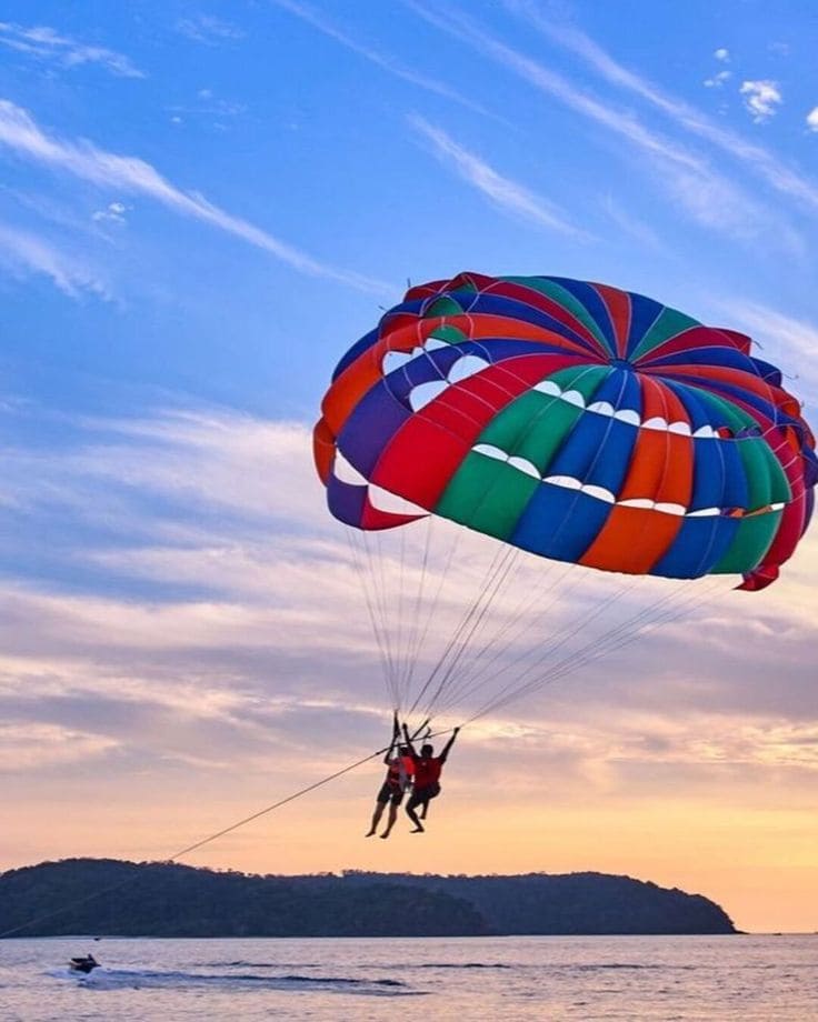 Trò Chơi Trên Biển – 7 Hoạt Động Hấp Dẫn Cho Kỳ Nghỉ Hoàn Hảo 4 Trò chơi trên biển - Dù Kéo Biển