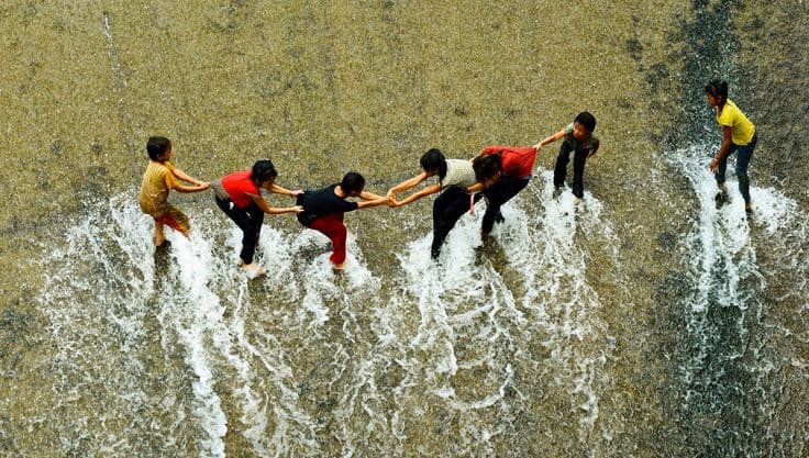 Trò Chơi Trên Biển – 7 Hoạt Động Hấp Dẫn Cho Kỳ Nghỉ Hoàn Hảo 7 Trò chơi trên biển - Kéo Co Trên Biển