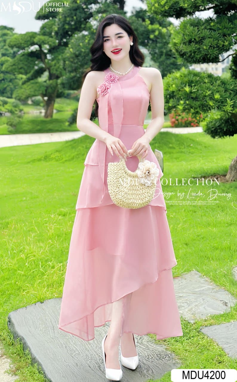 Váy Đi Biển Cho Người Béo, Hành Trình Tự Tin Của Một Cô Nàng Tròn Trịa 9 Những Kiểu Váy Đi Biển Đã “Cứu” Mình Trên Bãi Cát - Váy Cổ Yếm