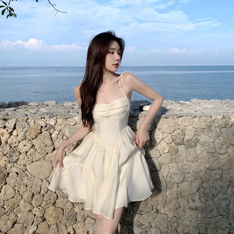 Top 7 Mẫu Váy Đi Biển Đẹp Chất Ngất, Nàng Mặc Là “Hút Mắt” 10 Các Kiểu Váy Đi Biển Đẹp Lung Linh Cho Mọi Cô Gái - Váy Hai Dây Ngắn Năng Động