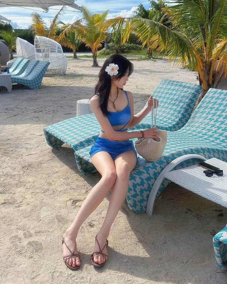 8 Cách Diện Đồ Đi Biển Sao Cho Xinh? Bí Kíp Từ Fashionista 11 Cách Diện Đồ Đi Biển Để Nổi Bật Nhất Biển - Chọn Giày Dép