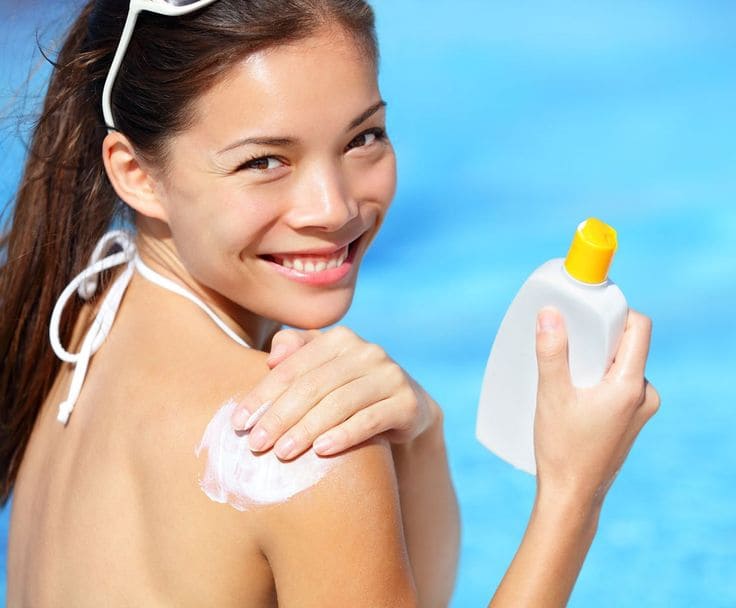 6 Bước Chăm Sóc Da Trước Khi Đi Biển Chia Sẻ Từ Chuyên Gia 9 Top Những Điều Cần Quan Tâm Đến Chăm Sóc Da Trước Khi Đi Biển - Thoa lại kem chống nắng