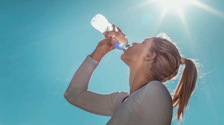 6 Bước Chăm Sóc Da Trước Khi Đi Biển Chia Sẻ Từ Chuyên Gia 11 Top Những Điều Cần Quan Tâm Đến Chăm Sóc Da Trước Khi Đi Biển - Uống nước