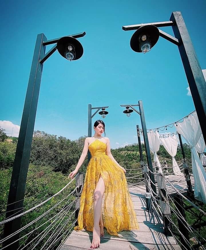 Chọn Đầm Maxi Đi Biển Cao Cấp Như Thế Nào Để Hợp Dáng, Đẹp Hết Ý? 7 Các Kiểu Đầm Maxi Đi Biển Cao Cấp Đẹp Nhất 2025 - Đầm Maxi Hai Dây Xẻ Tà
