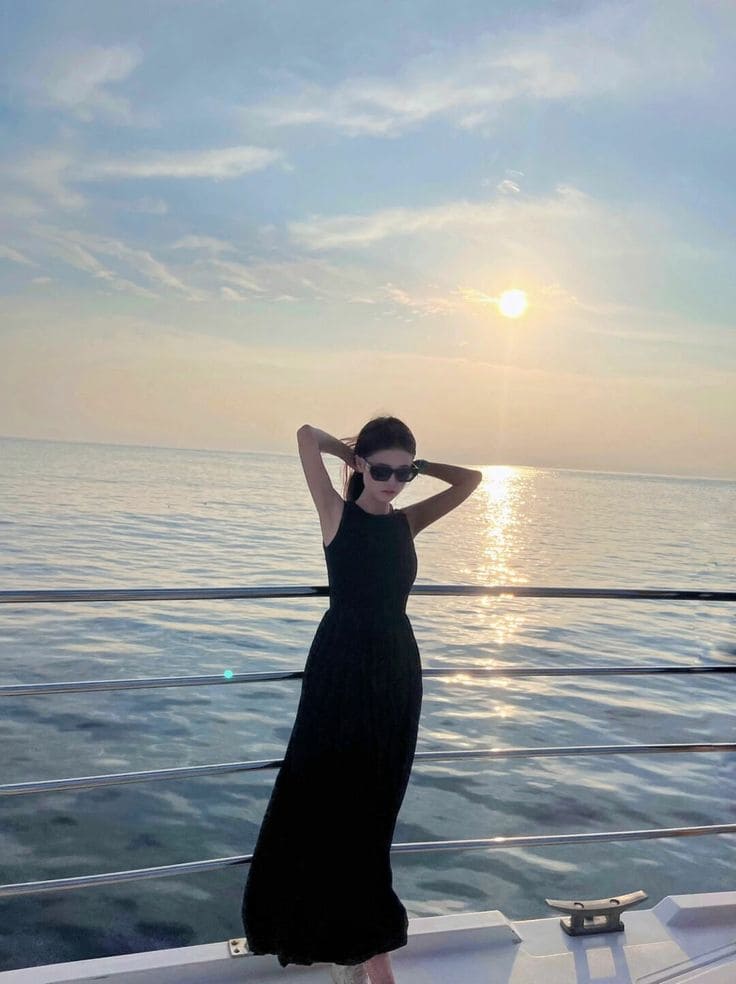 Đầm Maxi Đi Biển Màu Đen Phong Cách Sang Chảnh Quyến Rũ Cho Chị Em 3 Tại Sao Đầm Maxi Đi Biển Màu Đen Là Vòng Chọn Hoàn Hảo